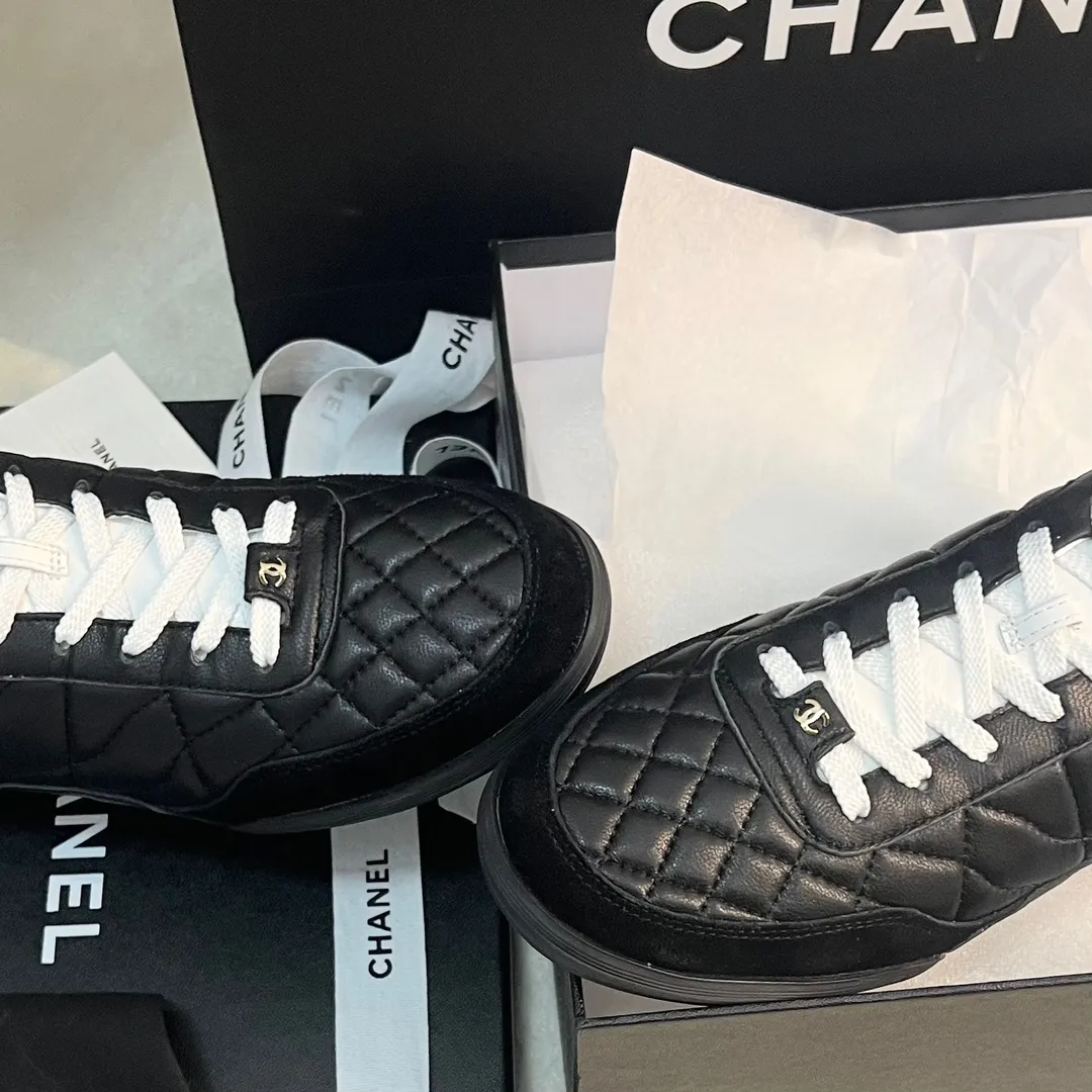 👟👟Ex-factory price 520👟👟 CHANEL 23s new spring and summer sneakers are now available❤️ Original purchased for development and production. Xiaoxiang’s casual sneakers this season have hit the Xiaohongshu INS. Various social platforms exploded like crazy! Classic design. The upper is electro-embroidered with various techniques. The outsole is fashionable and sporty. Extraordinary inclusion of a variety of panda shoe color elements. Lightweight and versatile❗️Not tired when you run wild❗️ Exquisitely packaged at the delivery counter🛍📦 ▪️Inner lining: original imported lambskin + rhombus craft ▪️Sole: original molded T👟👟Factory price U combination outsole ▪️Heel height: 2CM ▪️Size: Women's size 35-40